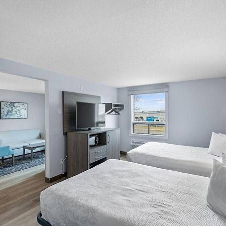 Emerald Hotel & Suites Calgary Airport Экстерьер фото