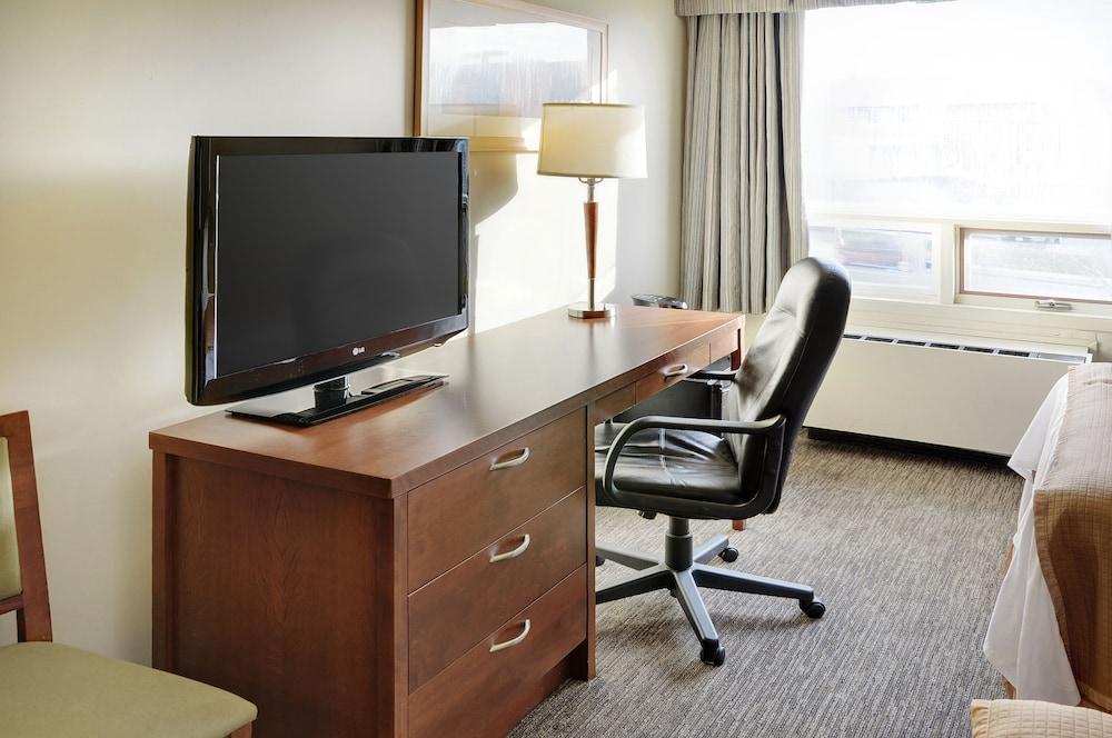Emerald Hotel & Suites Calgary Airport Экстерьер фото