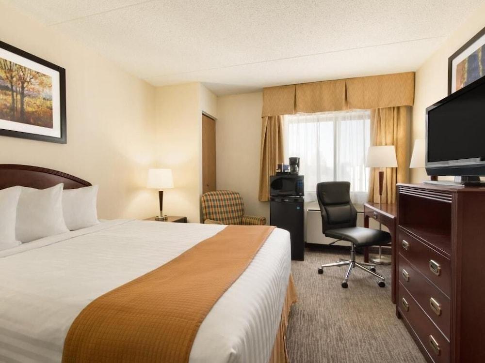 Emerald Hotel & Suites Calgary Airport Экстерьер фото