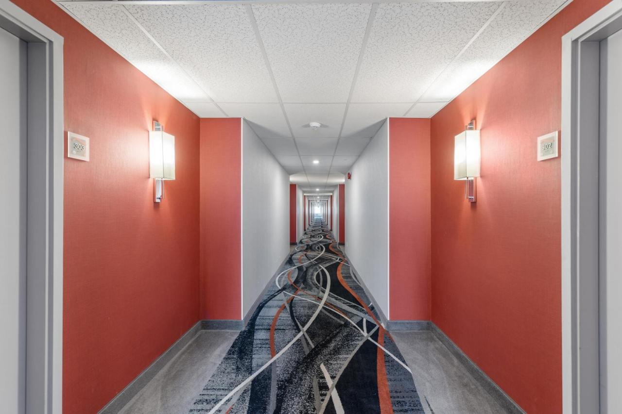 Emerald Hotel & Suites Calgary Airport Экстерьер фото