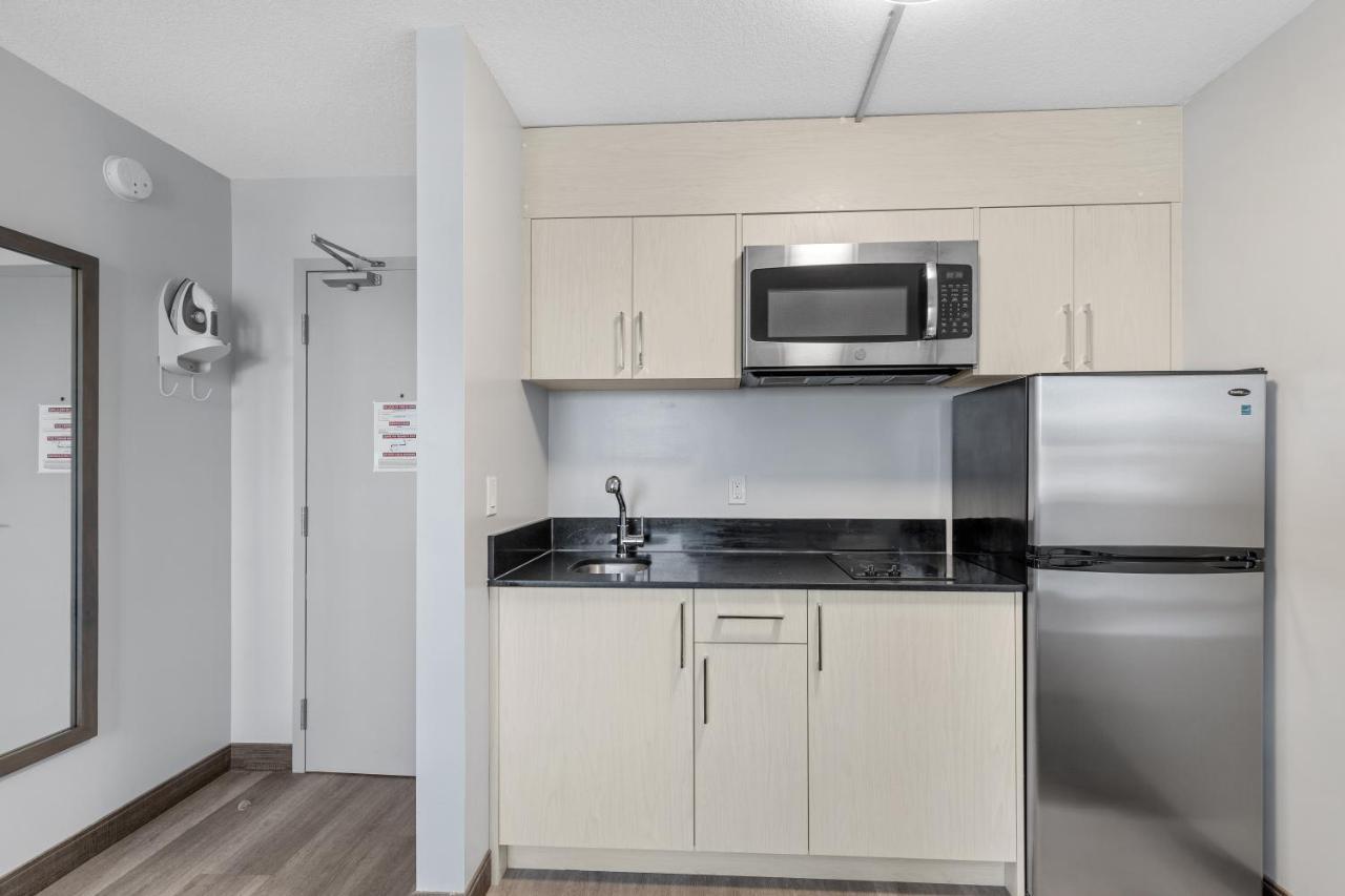 Emerald Hotel & Suites Calgary Airport Экстерьер фото