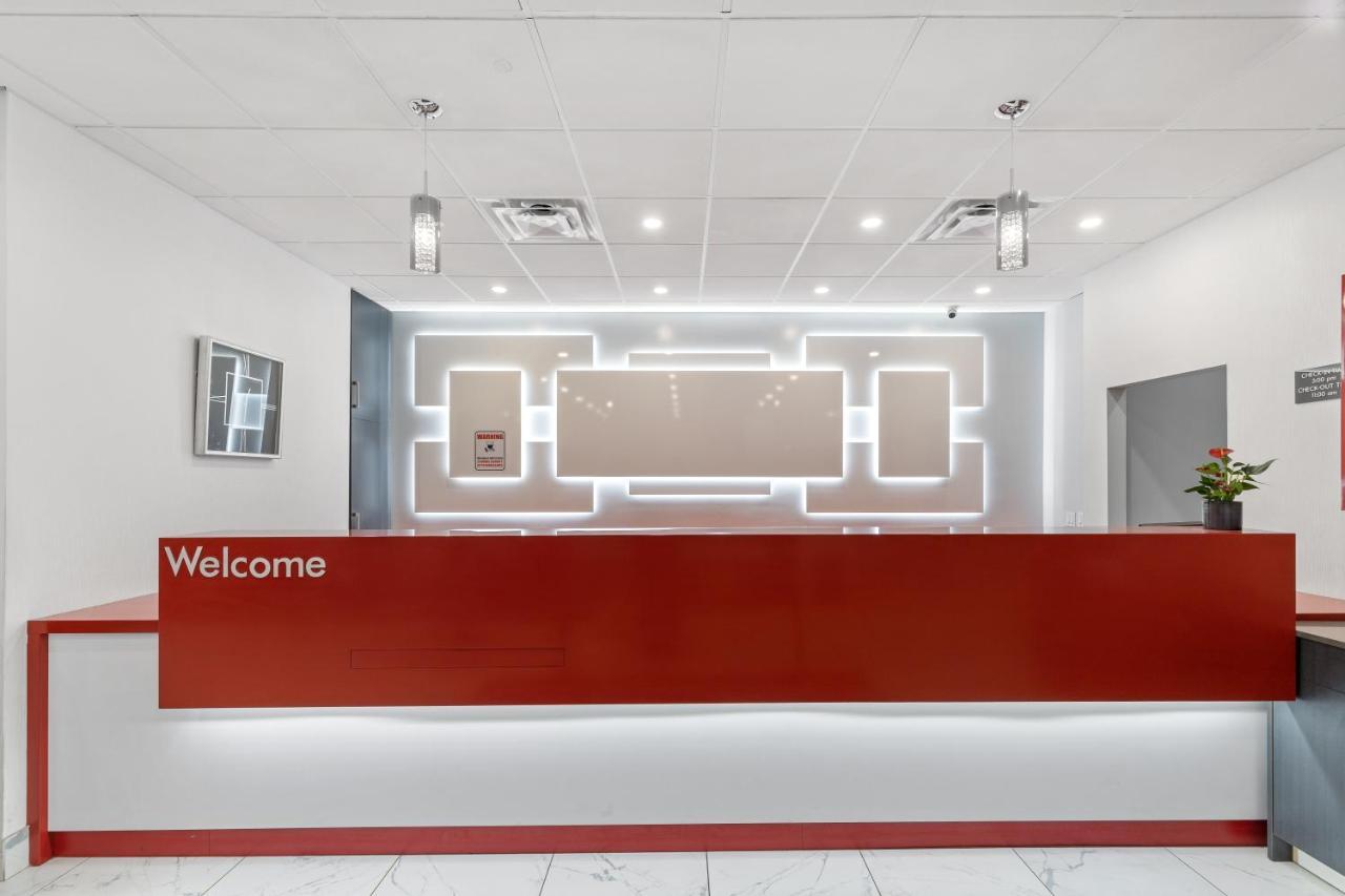 Emerald Hotel & Suites Calgary Airport Экстерьер фото