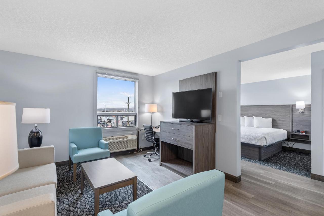 Emerald Hotel & Suites Calgary Airport Экстерьер фото