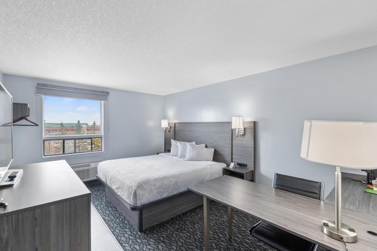 Emerald Hotel & Suites Calgary Airport Экстерьер фото