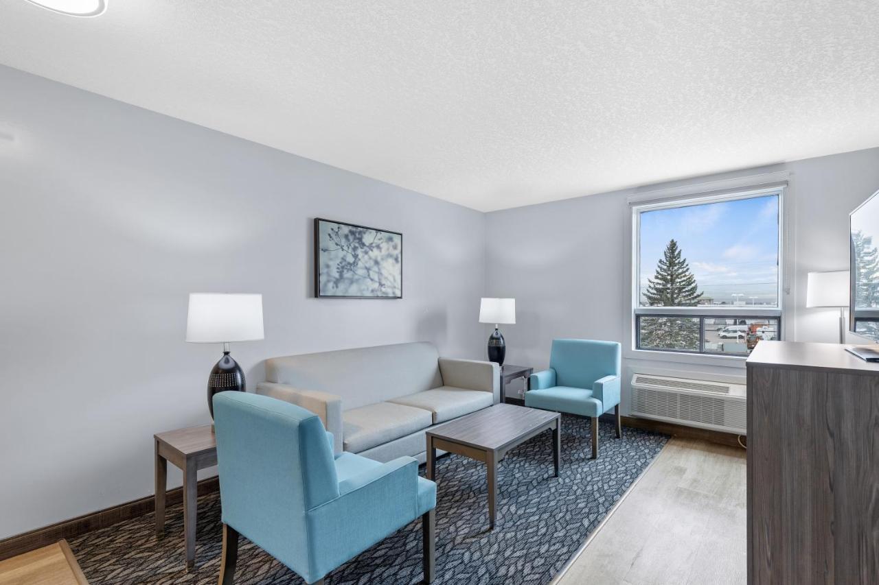 Emerald Hotel & Suites Calgary Airport Экстерьер фото