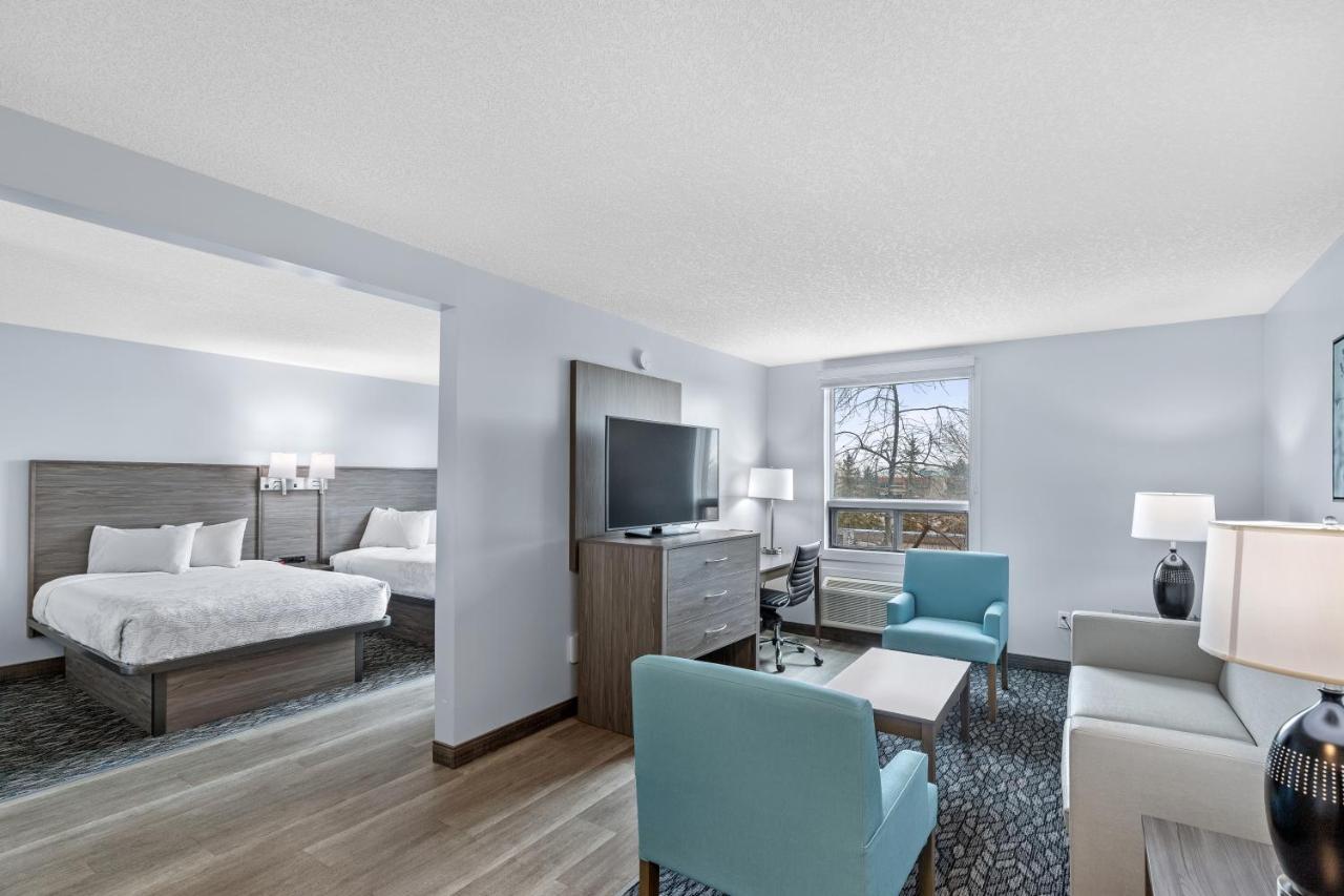 Emerald Hotel & Suites Calgary Airport Экстерьер фото