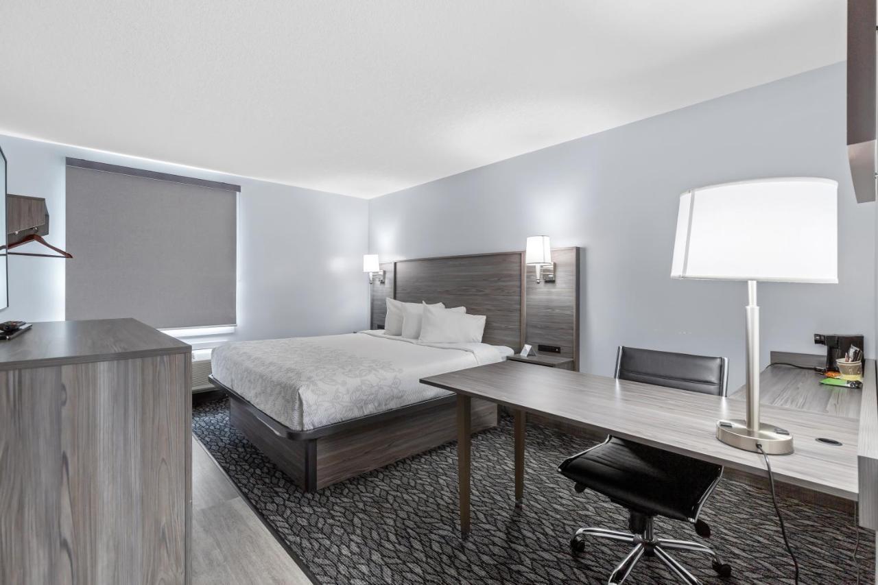 Emerald Hotel & Suites Calgary Airport Экстерьер фото
