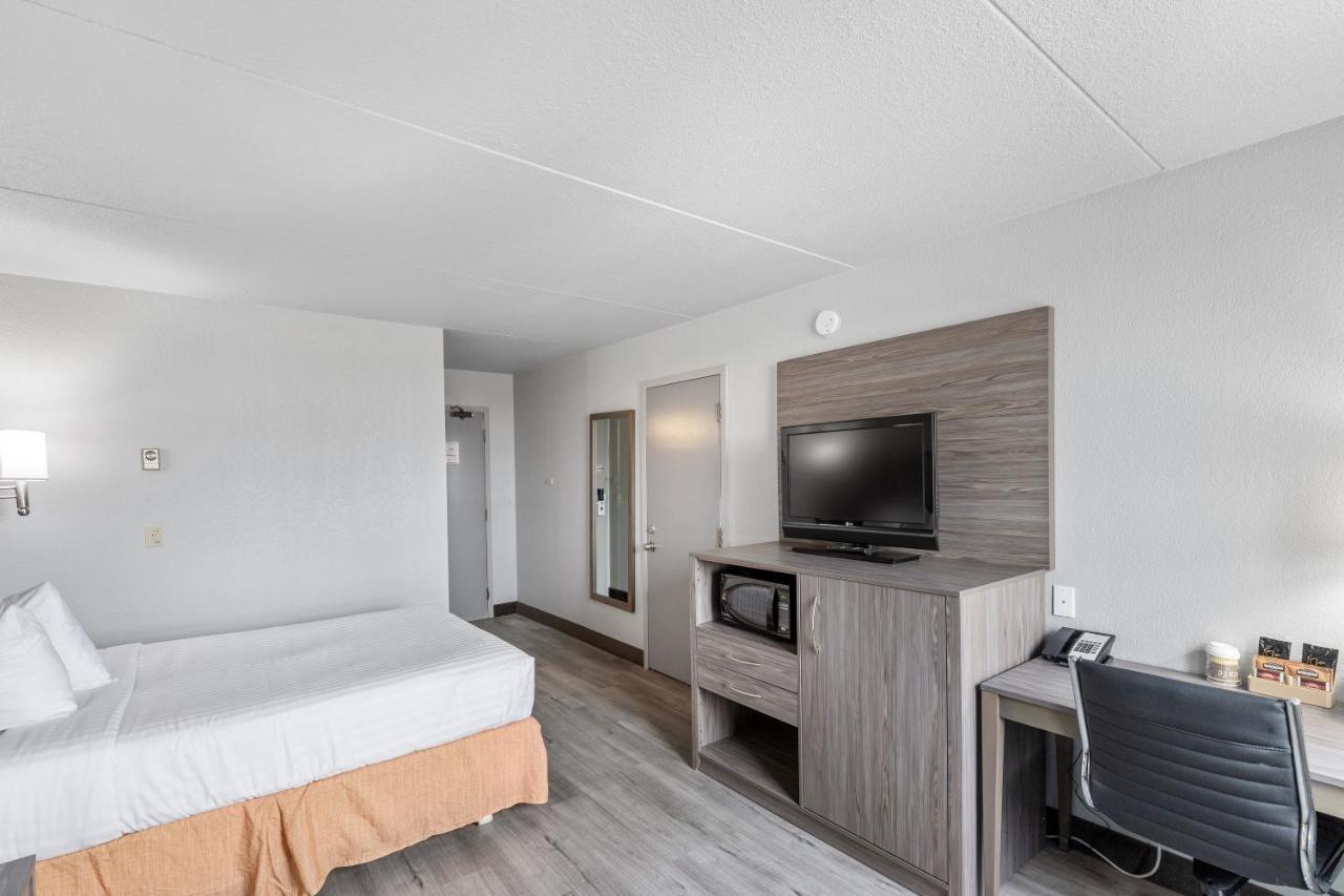 Emerald Hotel & Suites Calgary Airport Экстерьер фото