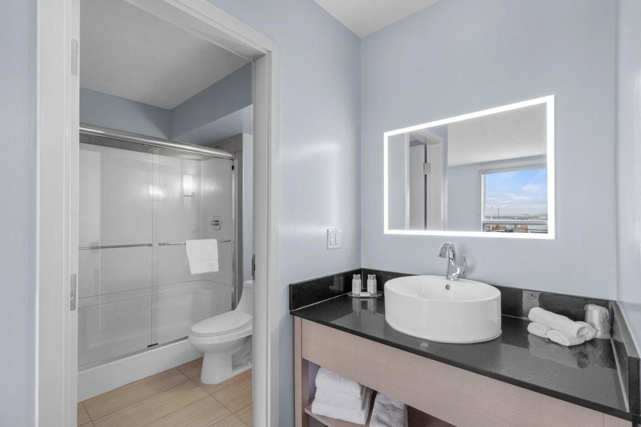 Emerald Hotel & Suites Calgary Airport Экстерьер фото