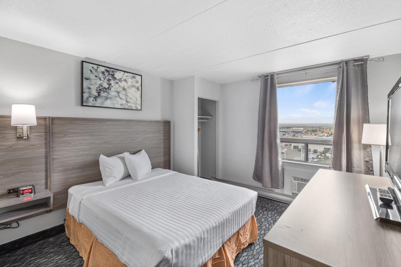 Emerald Hotel & Suites Calgary Airport Экстерьер фото