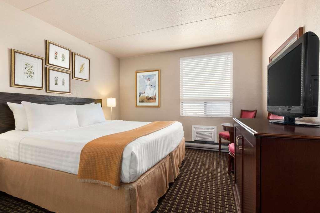 Emerald Hotel & Suites Calgary Airport Экстерьер фото
