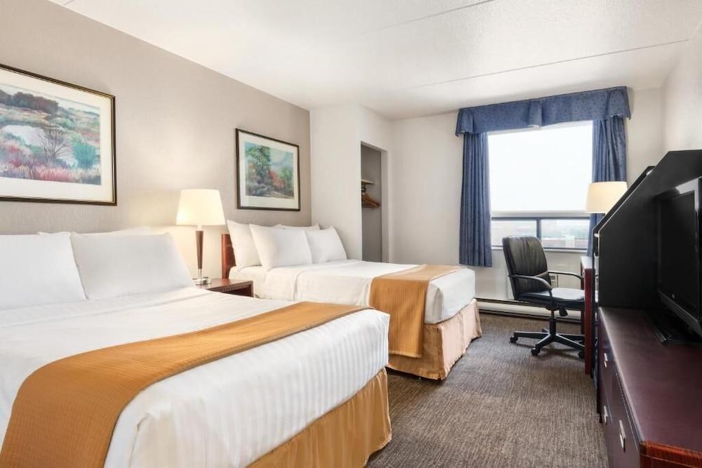 Emerald Hotel & Suites Calgary Airport Экстерьер фото