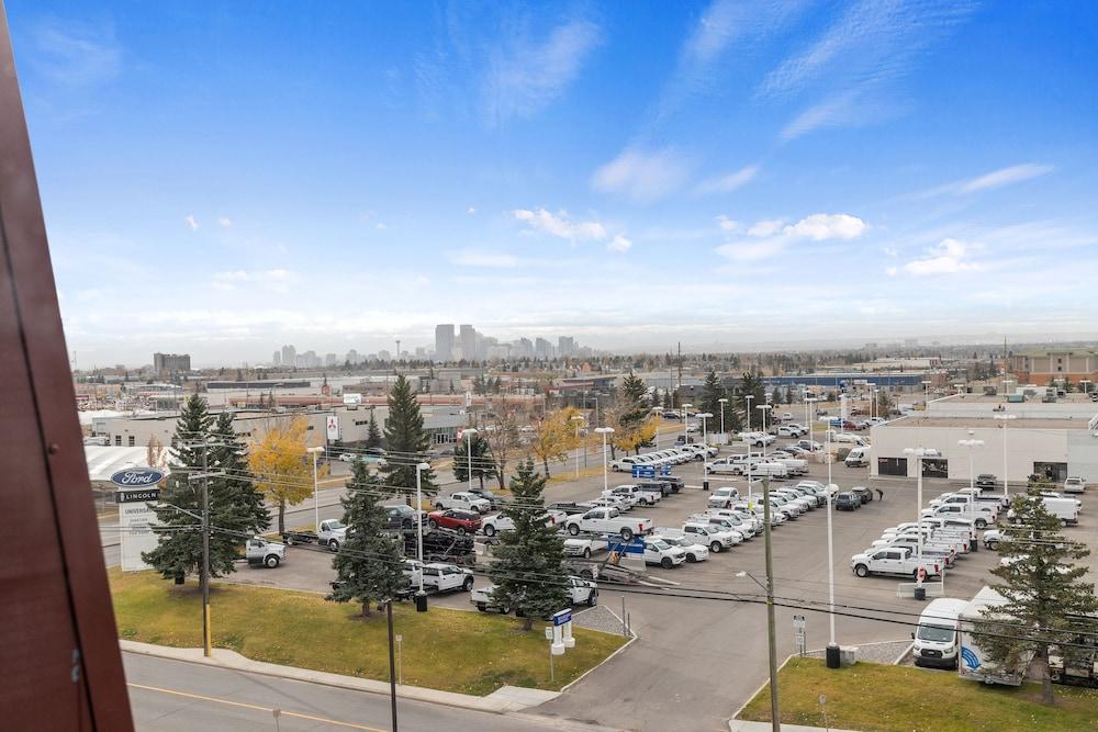 Emerald Hotel & Suites Calgary Airport Экстерьер фото