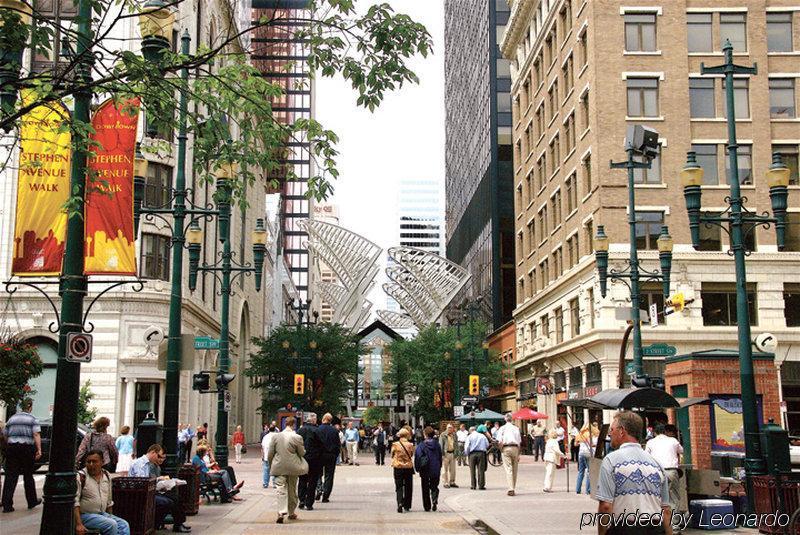 Emerald Hotel & Suites Calgary Airport Экстерьер фото