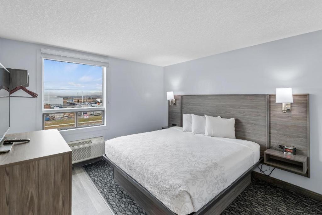 Emerald Hotel & Suites Calgary Airport Экстерьер фото