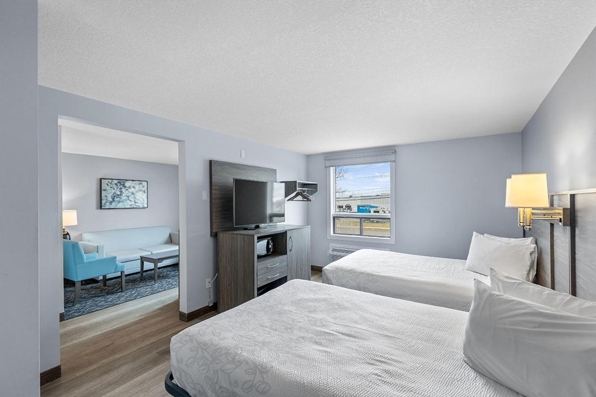 Emerald Hotel & Suites Calgary Airport Экстерьер фото
