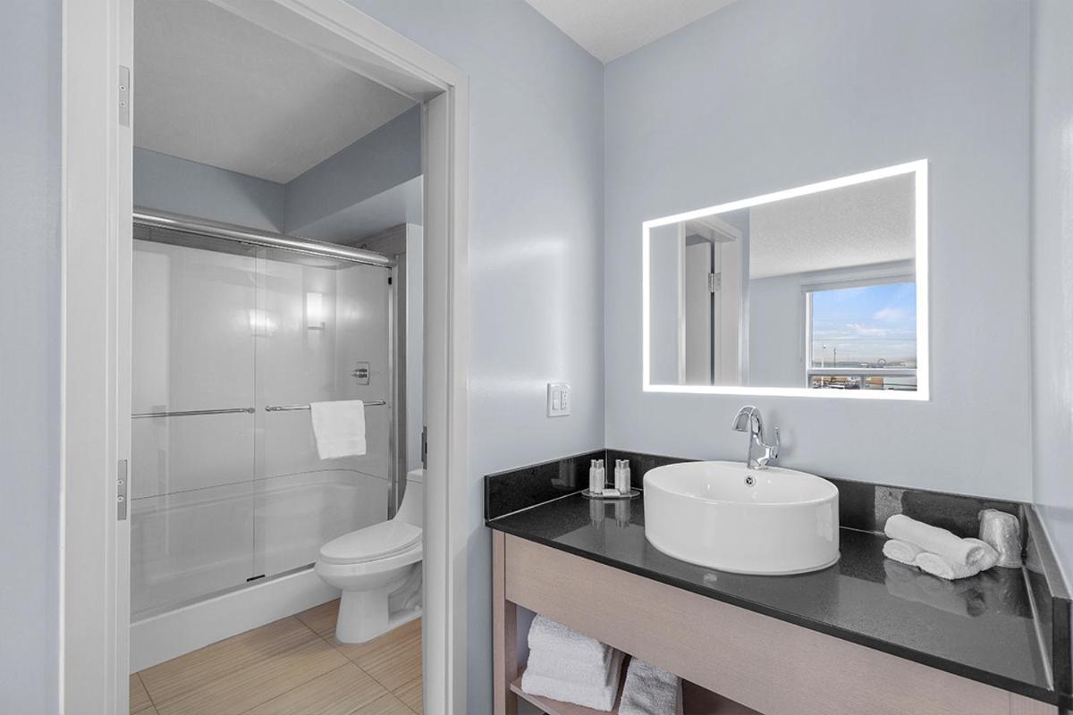 Emerald Hotel & Suites Calgary Airport Экстерьер фото