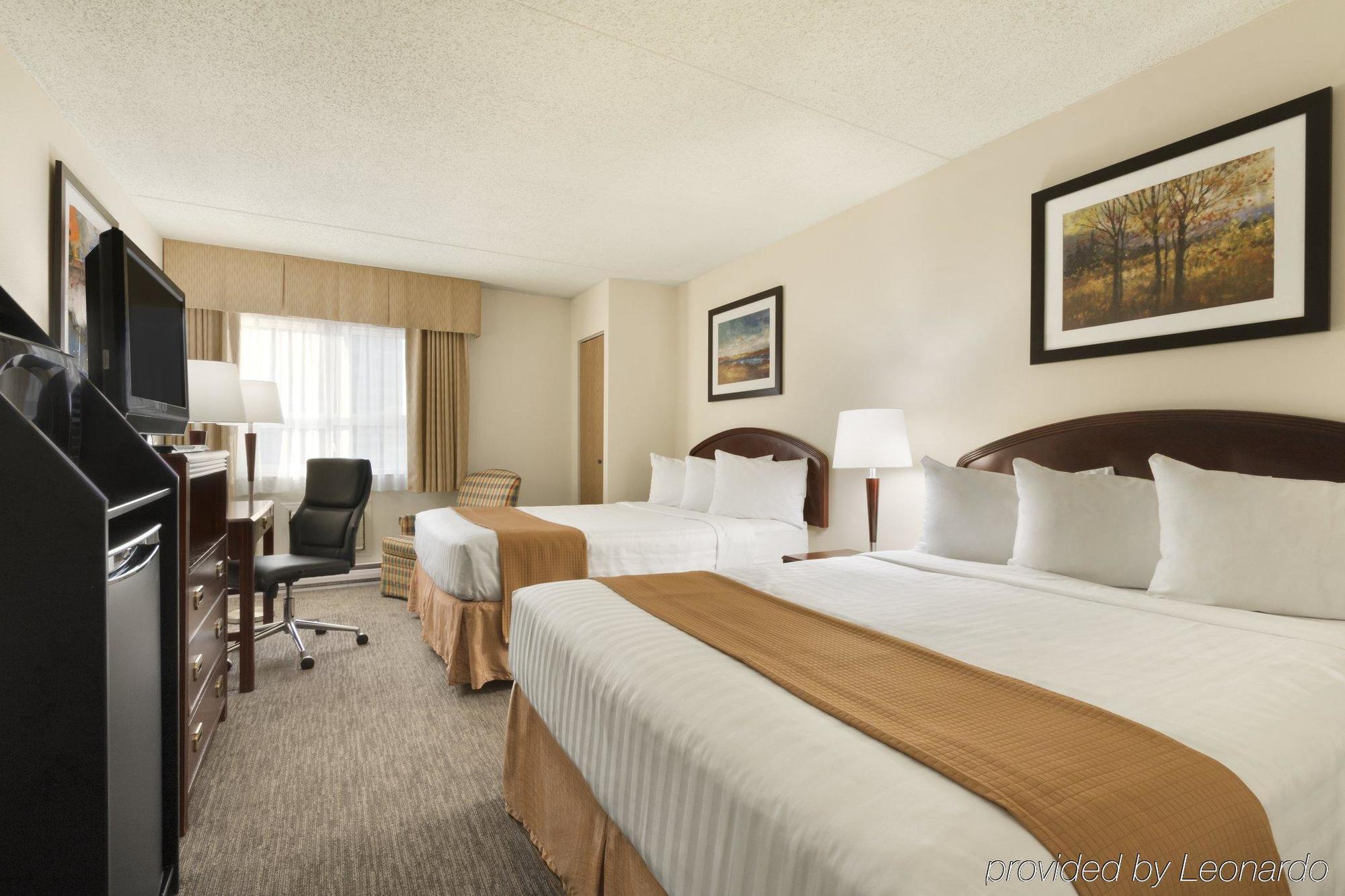 Emerald Hotel & Suites Calgary Airport Экстерьер фото