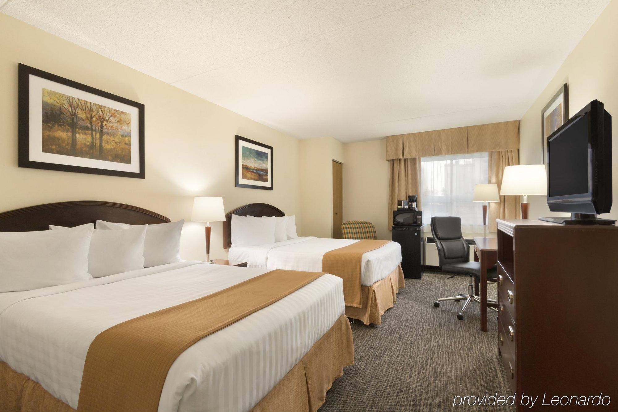 Emerald Hotel & Suites Calgary Airport Экстерьер фото