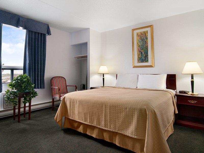 Emerald Hotel & Suites Calgary Airport Экстерьер фото