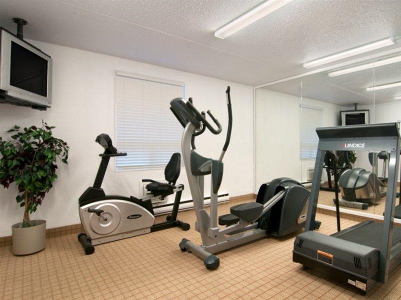 Emerald Hotel & Suites Calgary Airport Экстерьер фото