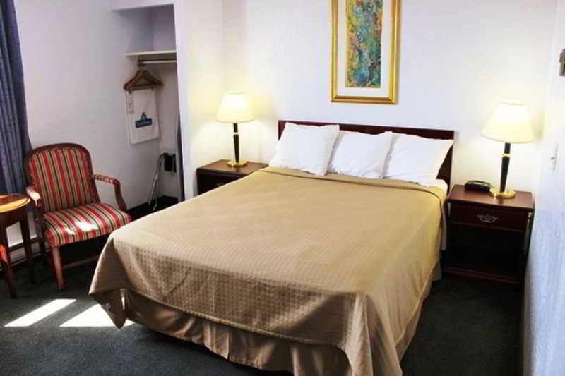Emerald Hotel & Suites Calgary Airport Экстерьер фото