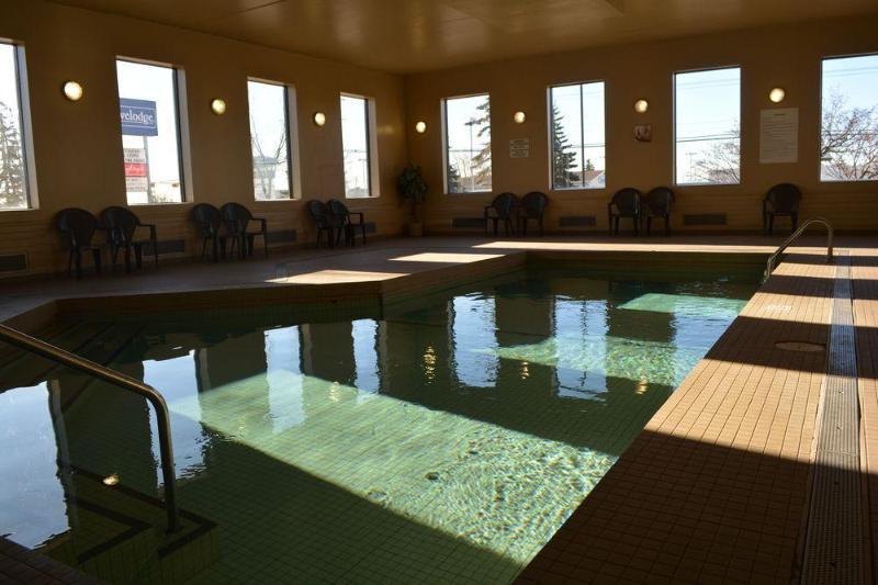 Emerald Hotel & Suites Calgary Airport Экстерьер фото