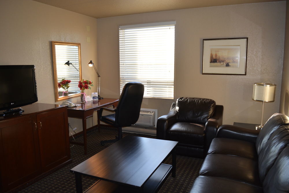 Emerald Hotel & Suites Calgary Airport Экстерьер фото