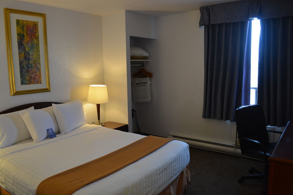 Emerald Hotel & Suites Calgary Airport Экстерьер фото