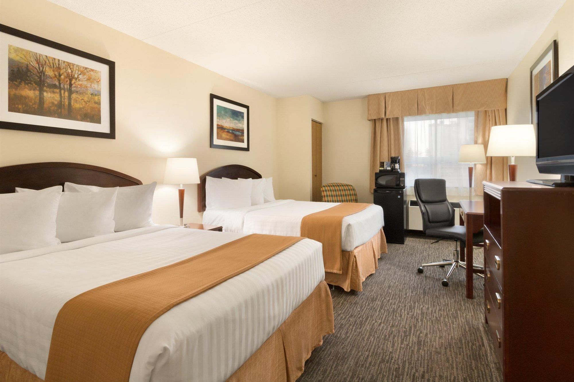 Emerald Hotel & Suites Calgary Airport Экстерьер фото