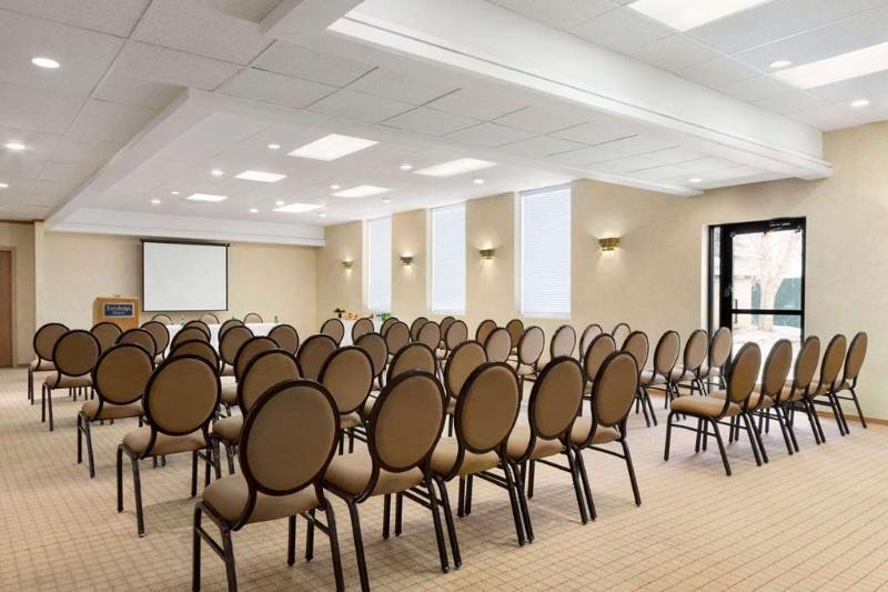 Emerald Hotel & Suites Calgary Airport Экстерьер фото