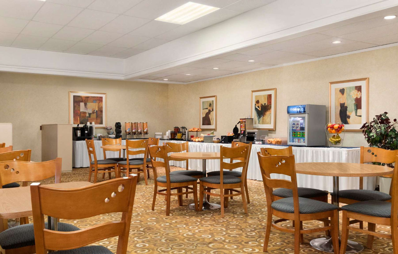 Emerald Hotel & Suites Calgary Airport Экстерьер фото
